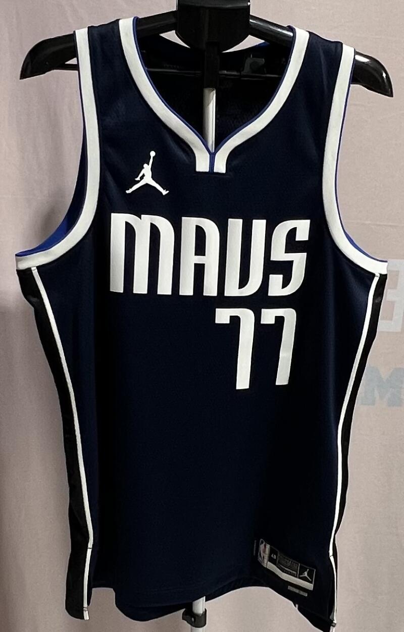 Luka DonÄiÄ Dallas Mavericks Signed Swingman L Basketball Jersey  JSA Authentic Image 2