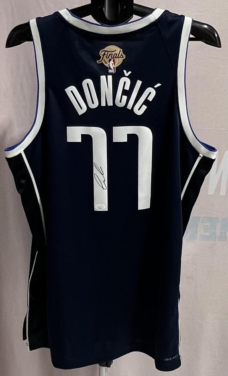 Luka DonÄiÄ Dallas Mavericks Signed Swingman L Basketball Jersey  JSA Authentic Image 1