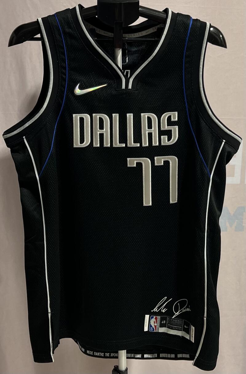 Luka DonÄiÄ Dallas Mavericks Signed Nike L Basketball Jersey  JSA Authentic Image 2