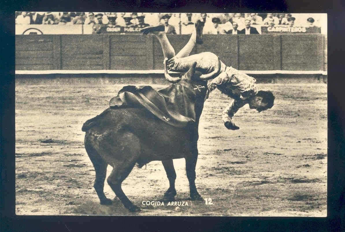 glossy postcard BULL FIGHTING in barcelona matador cogida arruza Image 1
