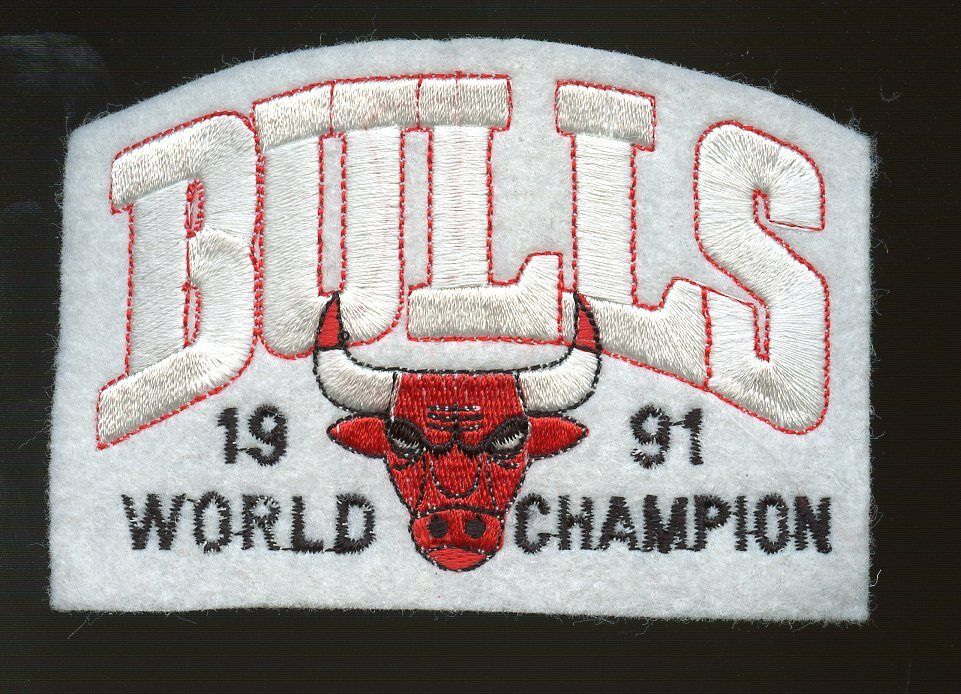 NBA CHICAGO BULLS Logo Emblem Embroidered Cotton Mini Patch 4 1/4 " x 3" Image 1